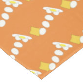 Nahrungsbekämpfung - Käse gegen Ei. Tischdecke (Schrägansicht)