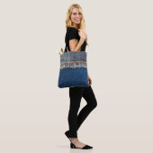 Naht mit orangefarbenem Faden auf gebleicht Tasche (Am Model)