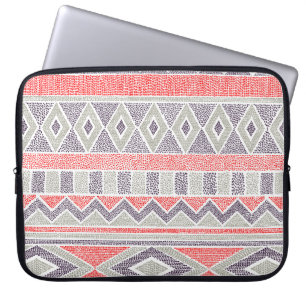 Nahtlos gestreiftes ethnisches Muster. Tribal und Laptopschutzhülle
