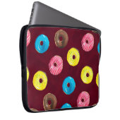Nahtlose Aquarellmuster mit Donuts auf Ruby Laptopschutzhülle (Vorne Rechts)