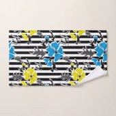 Nahtlose bläulich-gelbe Blumen graue Blätter. Badhandtuch Set (Handtuch)