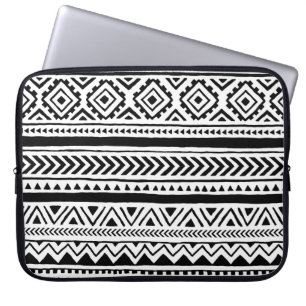 Nahtlose ethnische und Stammesmuster. Handgemacht. Laptopschutzhülle