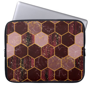 Nahtlose Marmor-Sechseck-Textur mit Gold Laptopschutzhülle