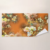 Nahtlose Mix-Blume auf orangefarbenem Hintergrund Badehandtuch (Badehandtuch)