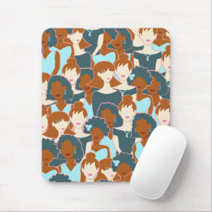 Nahtlose Muster mit schwarzen Mädchen und weißen M Mousepad