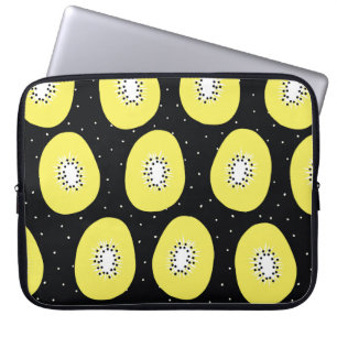 Nahtlose Vintage Muster Kiwi Frucht. Handgezogene Laptopschutzhülle