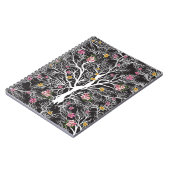 nahtloser Schwarzer Baum mit farbigen Blume Notizblock (Linke Seite)