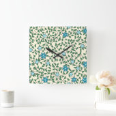 Nahtloses Blumenmuster auf beigem Hintergrund Quadratische Wanduhr (Zuhause)