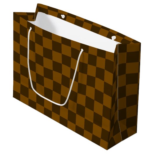 Nahtloses dunkles und hellbraunes Karomuster Große Geschenktüte (Vorderseite Schrägansicht)