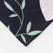 Nahtloses Federmuster mit Magnolien. Fleecedecke (Ecke)