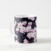 Nahtloses Federmuster mit Magnolien. Kaffeetasse (Vorderseite Links)