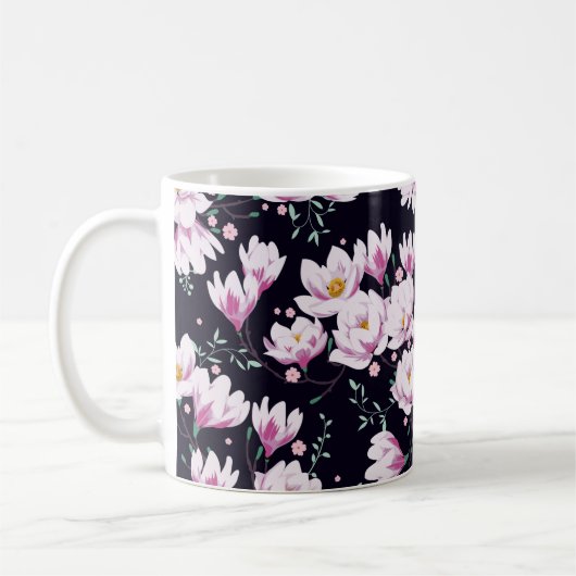 Nahtloses Federmuster mit Magnolien. Kaffeetasse (Links)