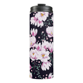 Nahtloses Federmuster mit Magnolien. Thermosbecher