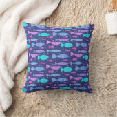 Nahtloses, flaches Muster mit Doodle-Fischen Kissen (Decke)