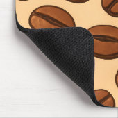 Nahtloses Kaffeebohnen-Muster | Warmes braunes Caf Mousepad (Ecke)