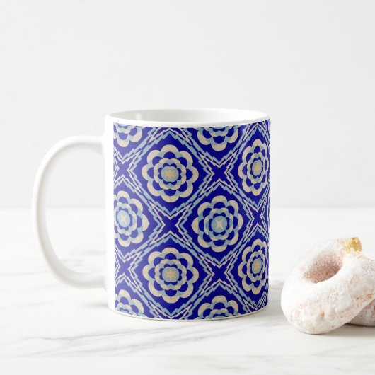 Nahtloses Kaleidoskop Diamond Blue White Kaffeetasse (Mit Donut)