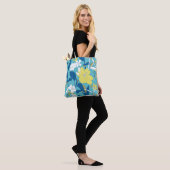 Nahtloses Muster aus Blumen. Tasche (Am Model)