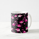 Nahtloses Muster aus rosa Flamingos auf dunklem Ba Kaffeetasse (VorderseiteRechts)