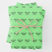 Nahtloses Muster des Firmenlogos auf hellgrün Geschenkpapier Set (Beispiel)
