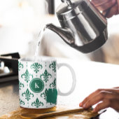 Nahtloses Muster, grün und weiß Zweifarbige Tasse