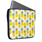Nahtloses Muster mit Ananas. Gelbe Ananas Laptopschutzhülle (Vorne Rechts)