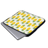 Nahtloses Muster mit Ananas. Gelbe Ananas Laptopschutzhülle (Vorne Knopf)