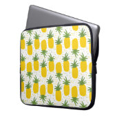 Nahtloses Muster mit Ananas. Gelbe Ananas Laptopschutzhülle (Vorderseite Links)