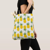 Nahtloses Muster mit Ananas. Gelbe Ananas Tasche (Von Nahem)