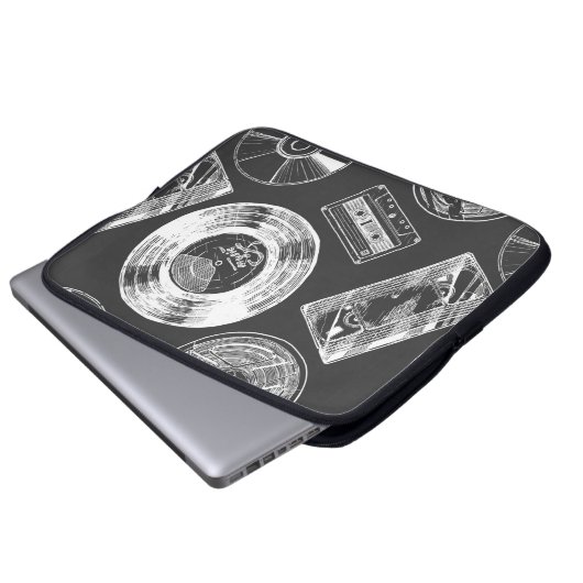 Nahtloses Muster mit Audio- und Videoträgern. Vi Laptopschutzhülle (Vorne Knopf)