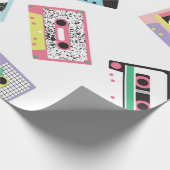 Nahtloses Muster mit Audiobändern im Retro-80er Geschenkpapier (Ecke)