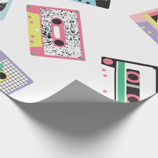 Nahtloses Muster mit Audiobändern im Retro-80er Geschenkpapier (Ecke)