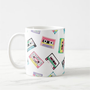 Nahtloses Muster mit Audiobändern im Retro-80er Kaffeetasse