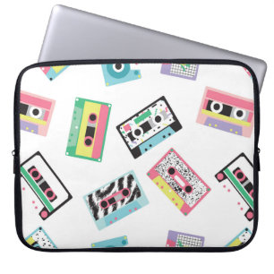 Nahtloses Muster mit Audiobändern im Retro-80er Laptopschutzhülle