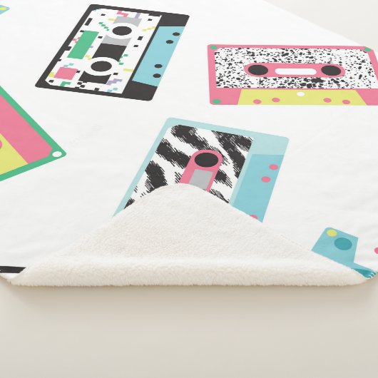 Nahtloses Muster mit Audiobändern im Retro-80er Sherpadecke (3/4)