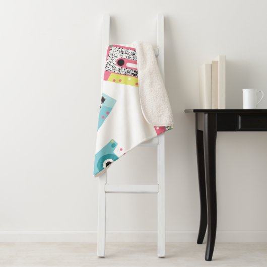 Nahtloses Muster mit Audiobändern im Retro-80er Sherpadecke (Beispiel)