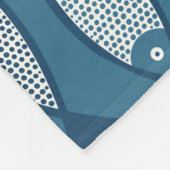 Nahtloses Muster mit blauem Fisch, von Skandi insp Fleecedecke (Ecke)