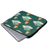 Nahtloses Muster mit bunten Wolken und Laptopschutzhülle (Vorne Knopf)