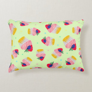 Nahtloses Muster mit einem Kuchen mit Erdbeeren  Dekokissen