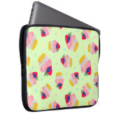 Nahtloses Muster mit einem Kuchen mit Erdbeeren Laptopschutzhülle (Vorne Rechts)