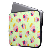 Nahtloses Muster mit einem Kuchen mit Erdbeeren Laptopschutzhülle (Vorderseite Links)