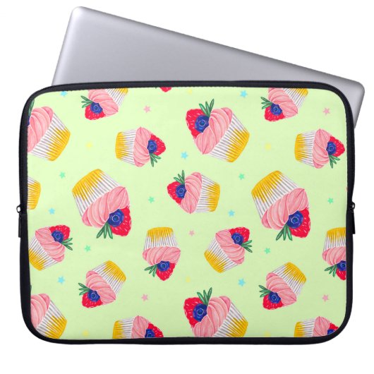 Nahtloses Muster mit einem Kuchen mit Erdbeeren Laptopschutzhülle (Vorderseite)