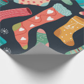 Nahtloses Muster mit farbigen verschiedenen Socken Geschenkpapier (Ecke)