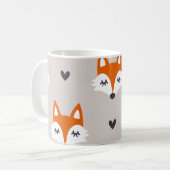 Nahtloses Muster mit Fuchsgesichtern. Handgezogene Kaffeetasse (Vorderseite Links)