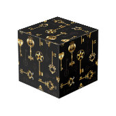 Nahtloses Muster mit Golden Keys Würfel (Rückseite Schrägansicht)