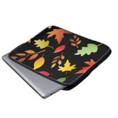 Nahtloses Muster mit herbstgefallenen Blättern und Laptopschutzhülle (Vorne Knopf)