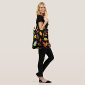 Nahtloses Muster mit herbstgefallenen Blättern und Tasche (Am Model)