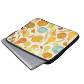 Nahtloses Muster mit Kürbis, Herbstblättern, ca Laptopschutzhülle (Vorne Knopf)