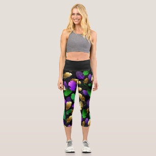Nahtloses Muster mit Mardi Gras-Federn Capri Leggings