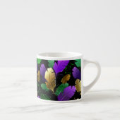 Nahtloses Muster mit Mardi Gras-Federn Espressotasse (Rechts)