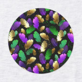 Nahtloses Muster mit Mardi Gras-Federn Etiketten (Design 2)